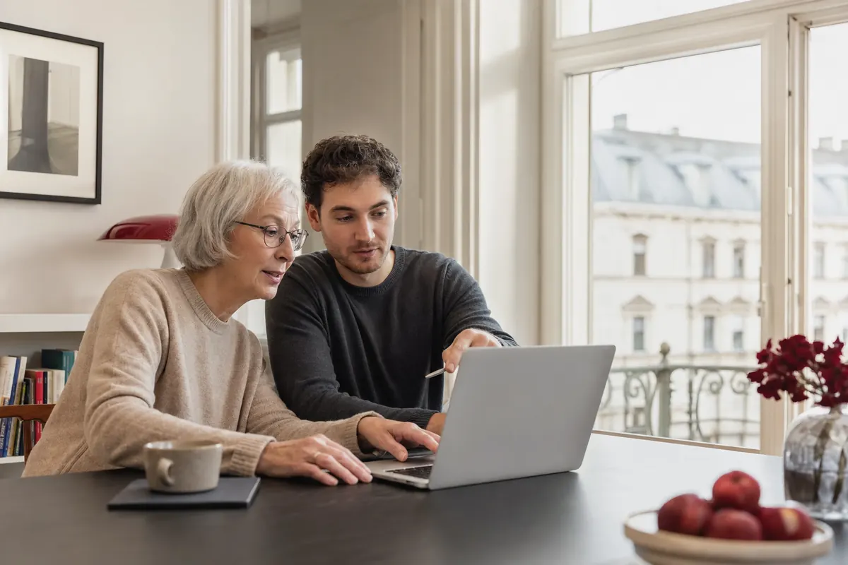 Persönliche Computerschulung in einer hellen Wiener Wohnung